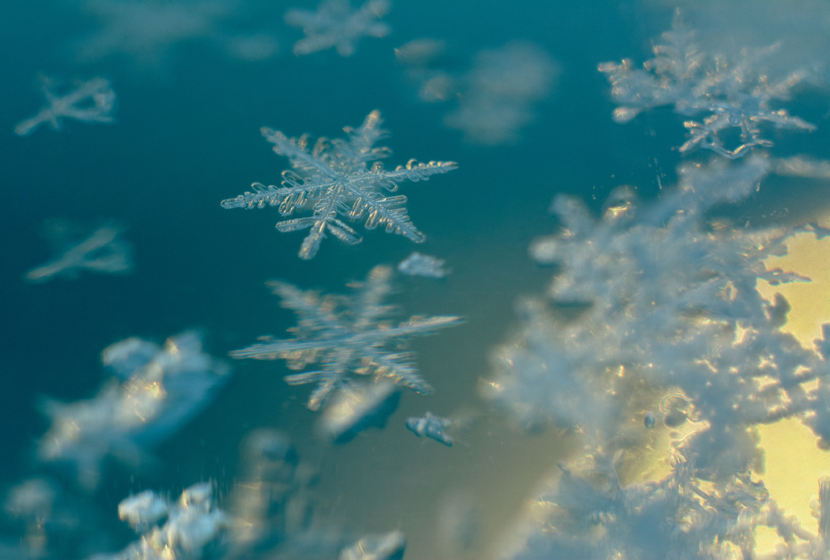 Симметричная снежинка на несимметричной фотографии