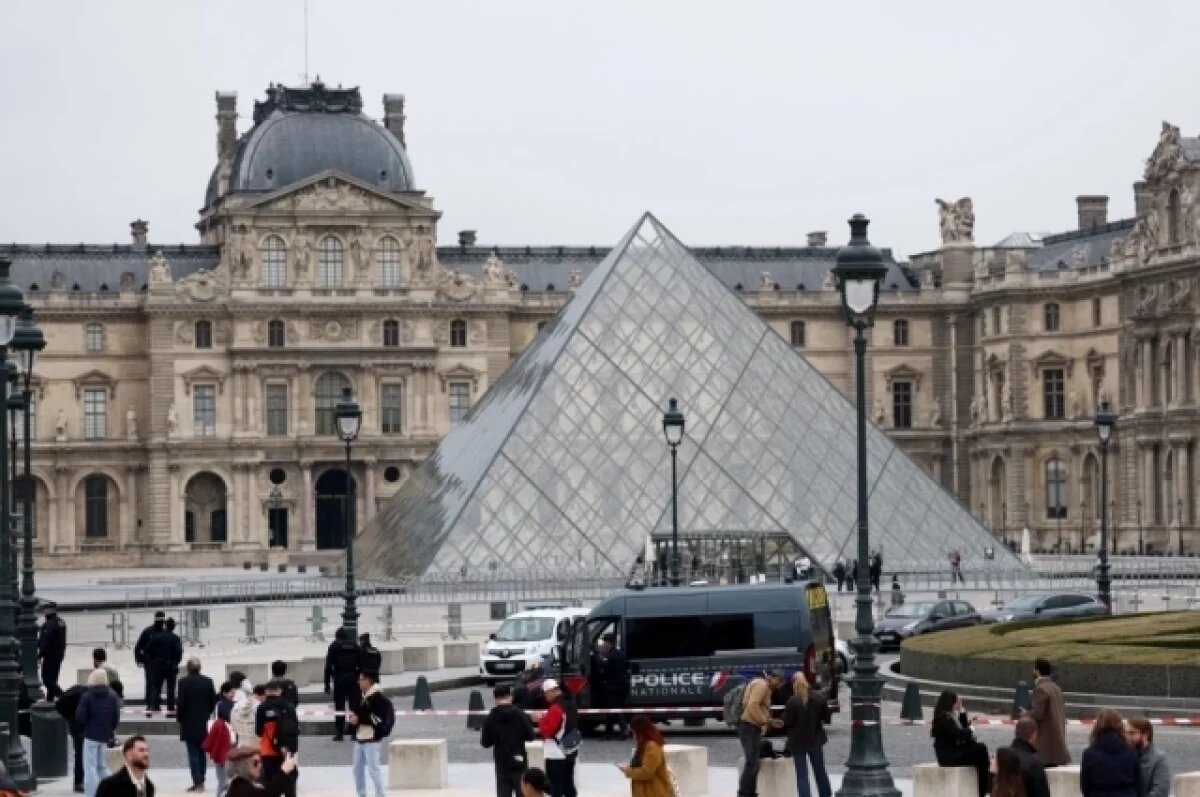    Le Parisien: воры украли из Лувра драгоценности Наполеона и Жозефины