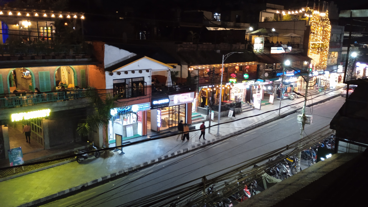 Покхара ночью, вид с 3 этажа с балкона ресторана