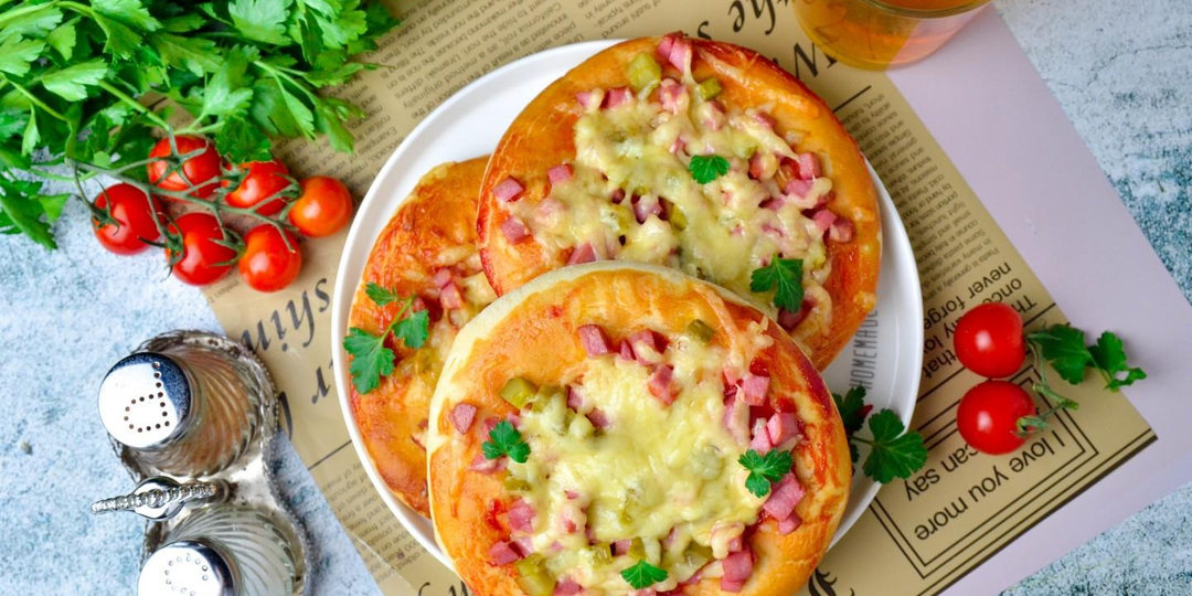 Мини-пиццы с маринованными огурцами: оригинальная закуска, которая понравится всем