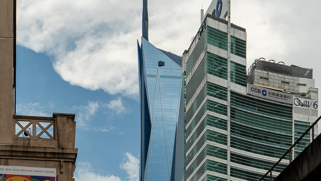 Сооружение расположено в Куала-Лумпуре, столице Малайзии