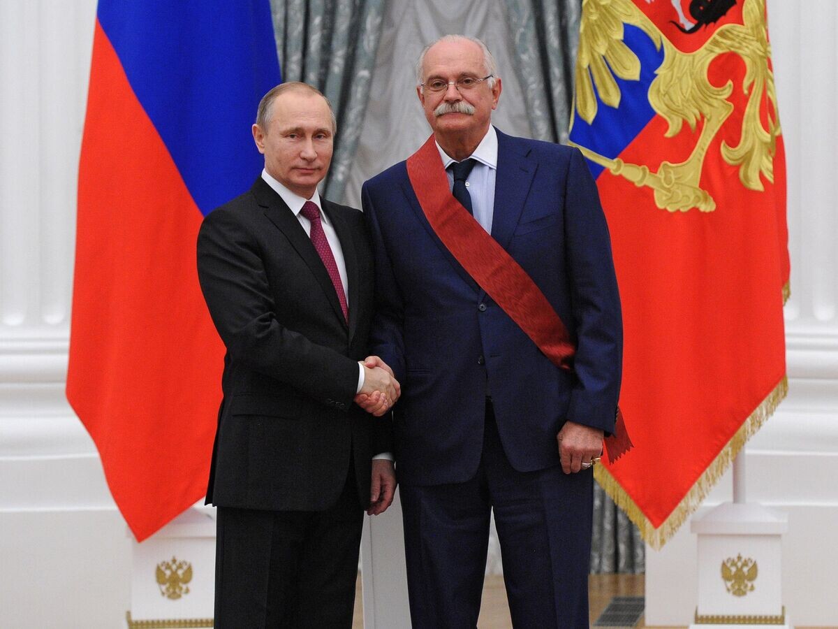    Президент России Владимир Путин и режиссер Никита Михалков на церемонии вручения государственных наград в Екатерининском зале Кремля. 10 декабря 2015© РИА Новости / Михаил Климентьев