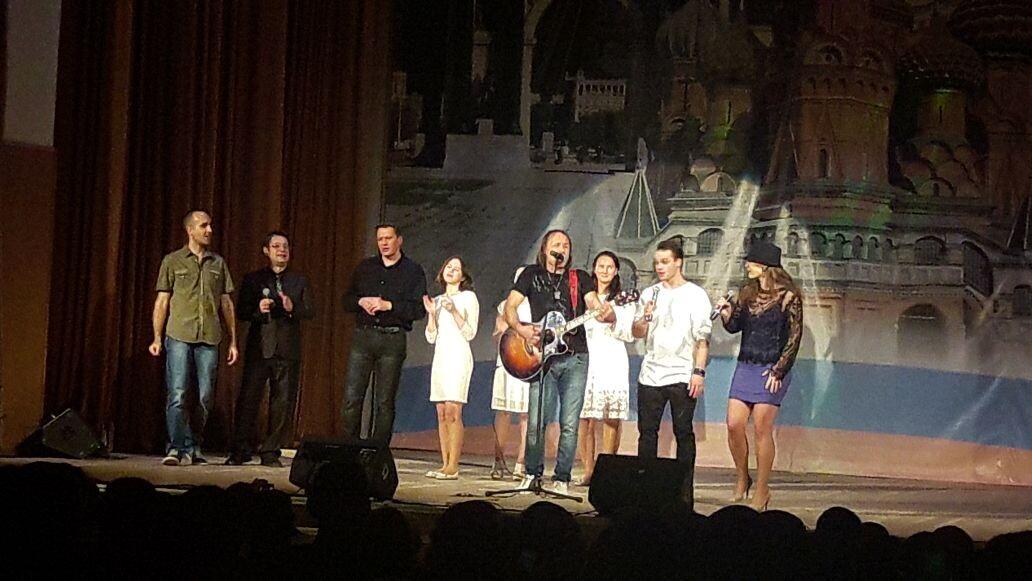 Выступление на концерте: "Просто друзья". Фото автора.
