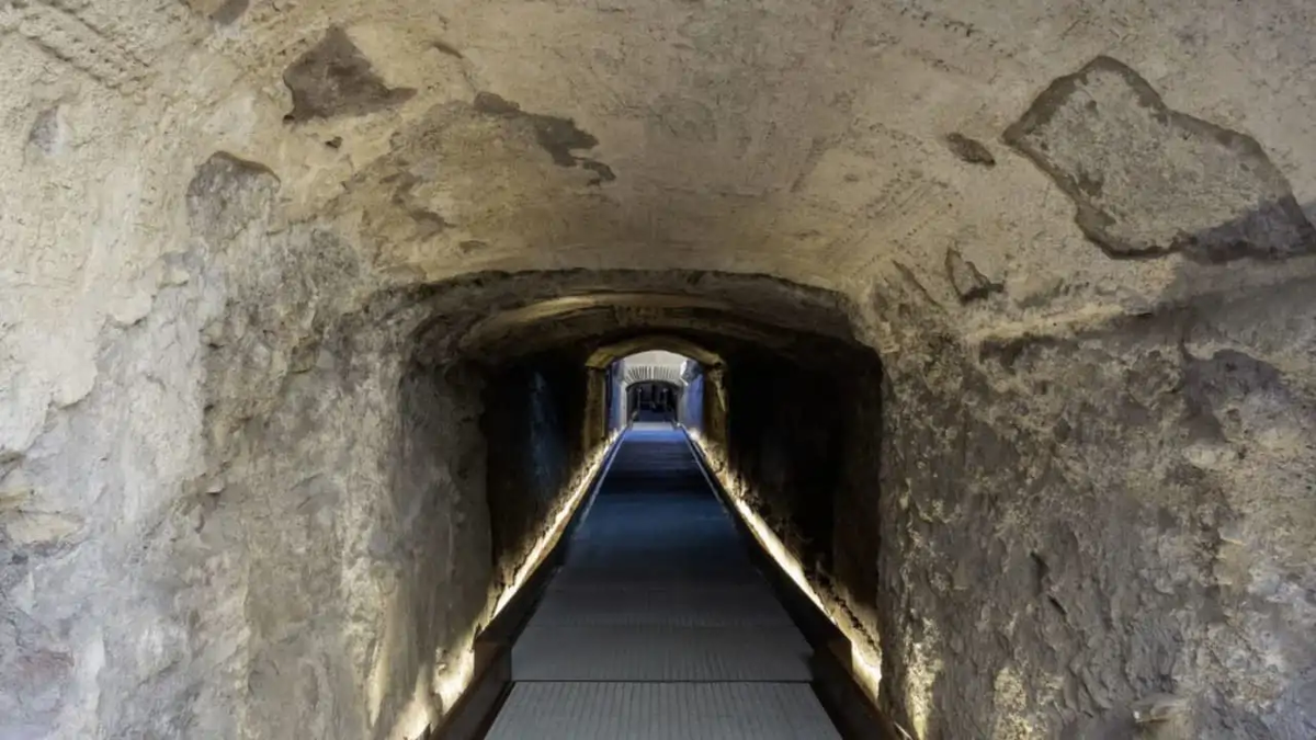 Сам проход обнаружили в XIX веке. По данным Associated press, его связывают с императором Коммодом, поскольку, согласно историческим хроникам, он пережил покушение в этом подземном проходе.