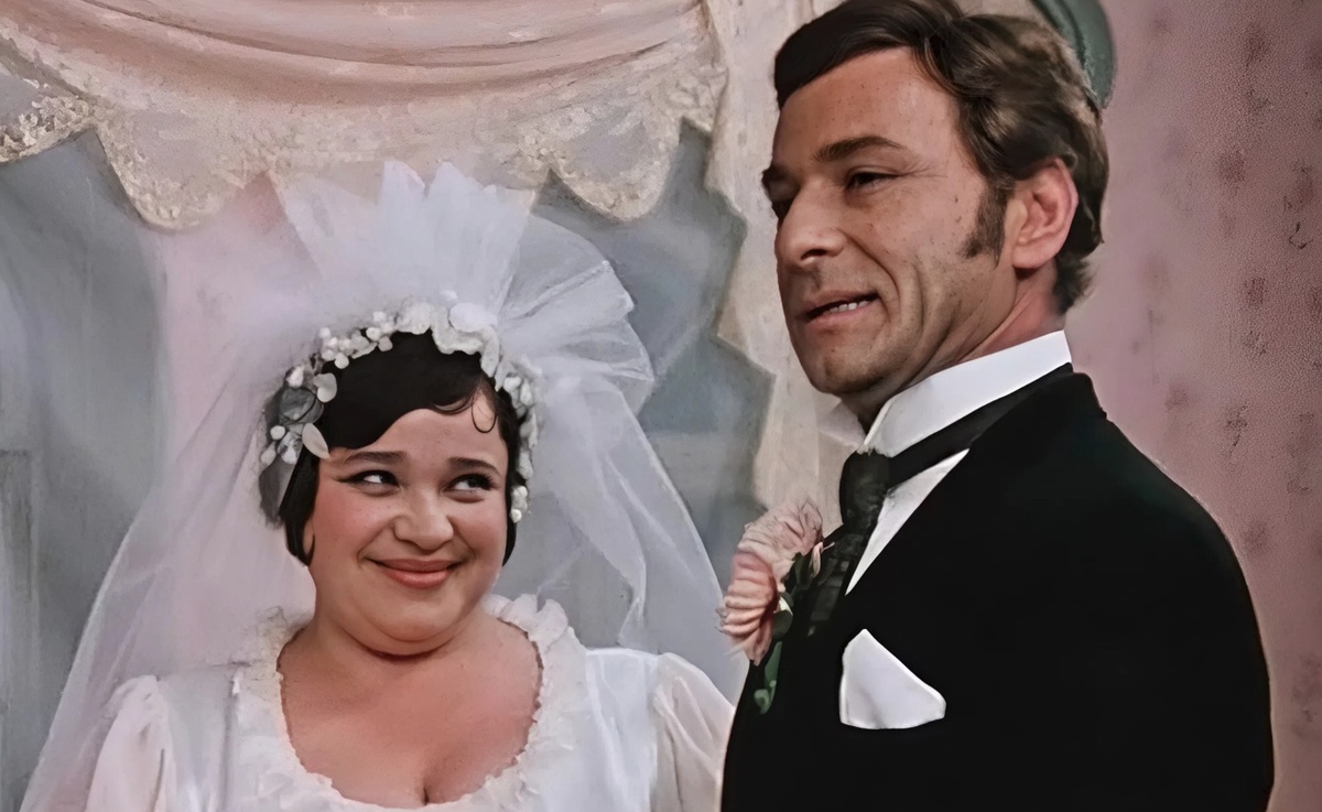    Тому, что жениху нельзя видеть невесту в свадебном платье, есть несколько вероятных объяснений. Кадр из фильма «12 стульев»