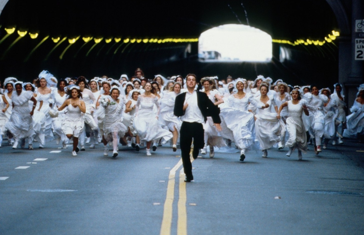    Возможно, традиция была придумана для того, чтобы жених не сбежал. Кадр из фильма «Холостяк»