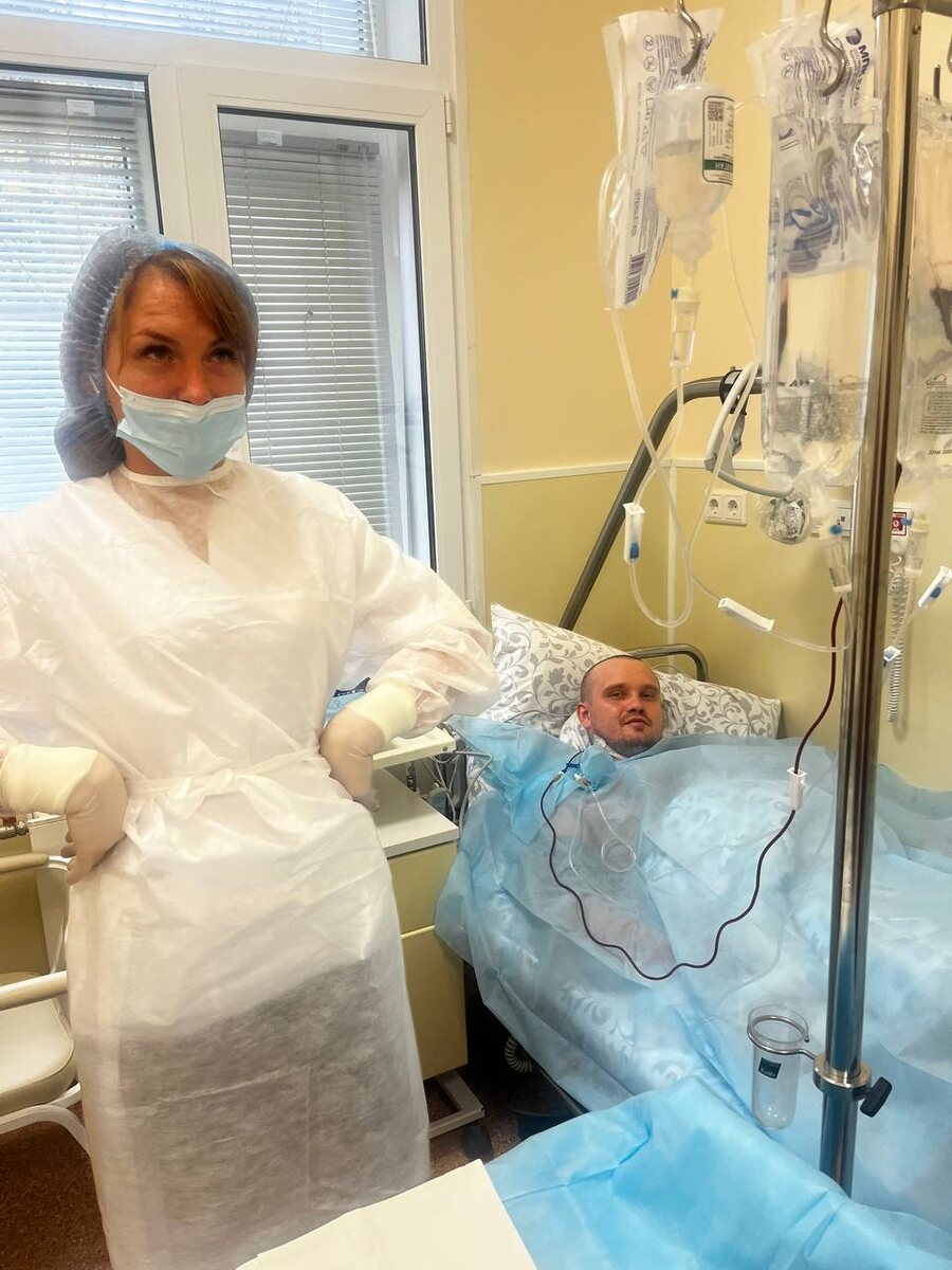 Перед началом ТСК. Медсестра Надежда поддерживает и даже полшучивает.