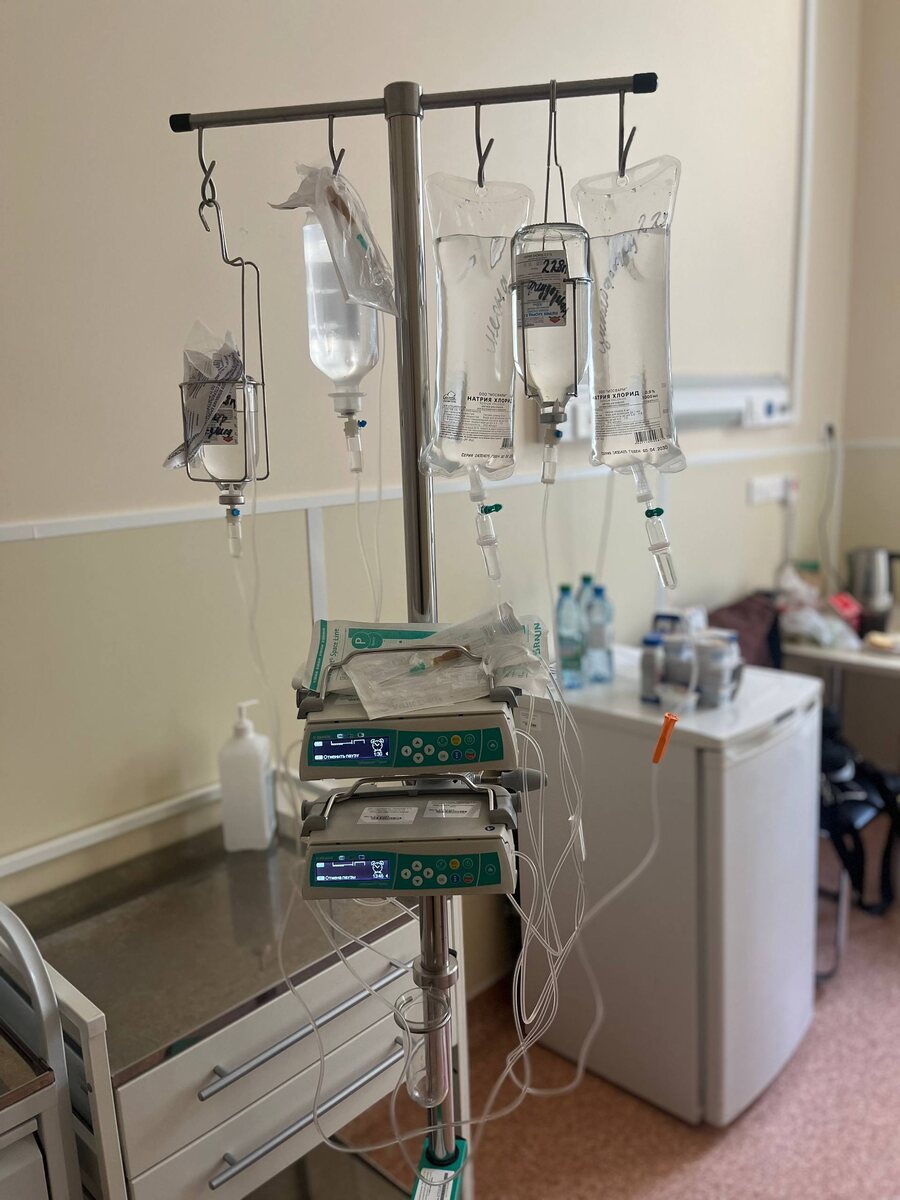 химия, поддерживающие капельницы и уютная (без иронии) палата.