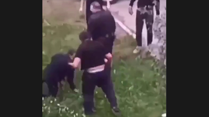    Бородатые подростки Нефтеюганска пинают "лежачего полицейского". Скриншот: соцсети