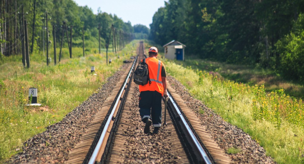 Быть железнодорожником почетно, но, увы, не доходно
