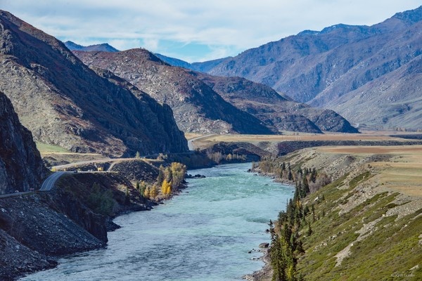 Ощутить историю вокруг тебя это порой почти как окунуться с головой в 
целый океан судеб прожитых на этой земле ... С Воскресением Вас!   

Катунь, Алтай ...   

  