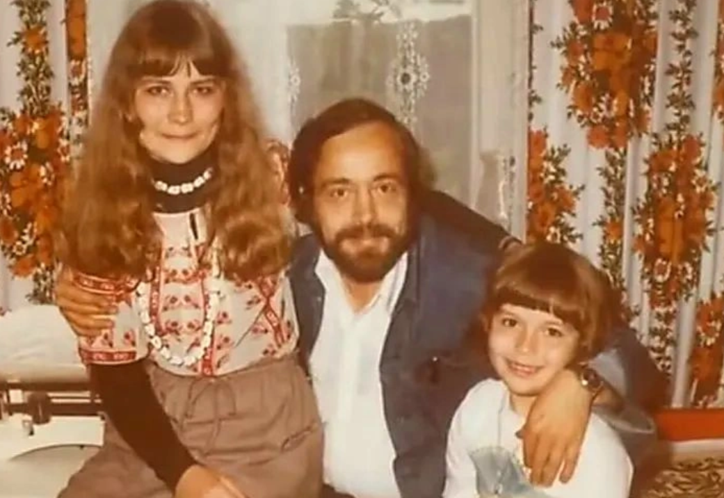 Екатерина Семенова в детстве с родителями