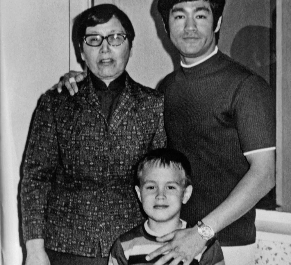 Брэндон Ли в 1970 году рядом с отцом и бабушкой.