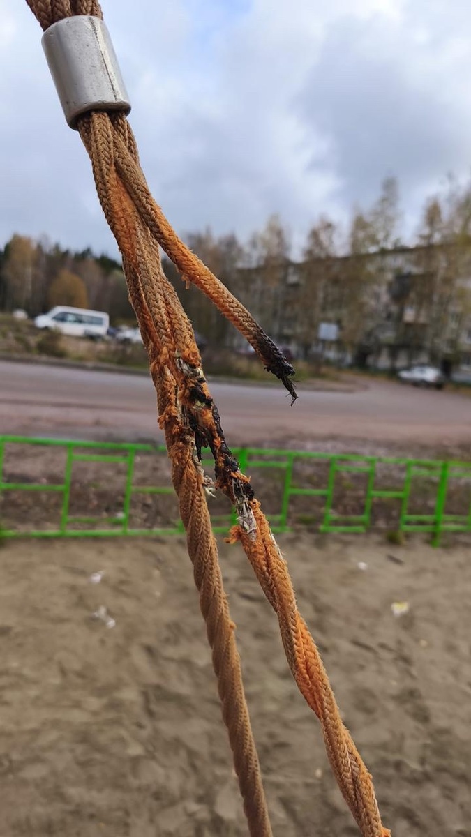    Качели-гнездо подожгли в ПиткярантеПиткярантский округ