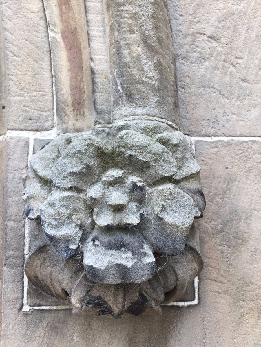 Роза - декоративный элемент в архитектуре Росслинской капеллы (часовни)