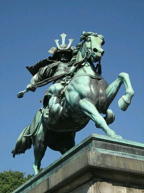 Памятник Кусуноки Масасигэ у входа в Императорский дворец в Токио