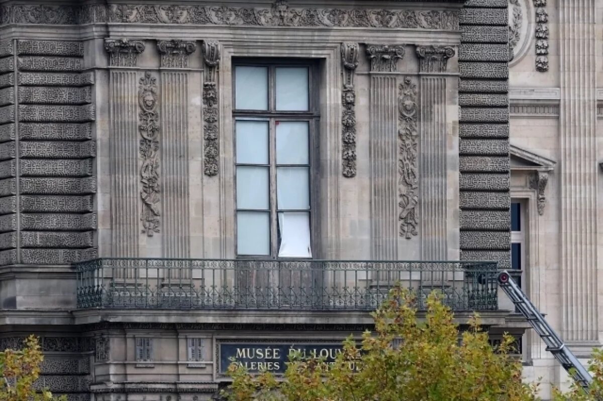    МВД Франции: воры при ограблении Лувра могли использовать автовышку