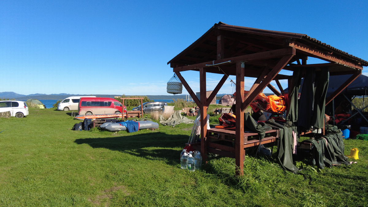 На берегу оборудованы стоянки для туристов. Фото автора.