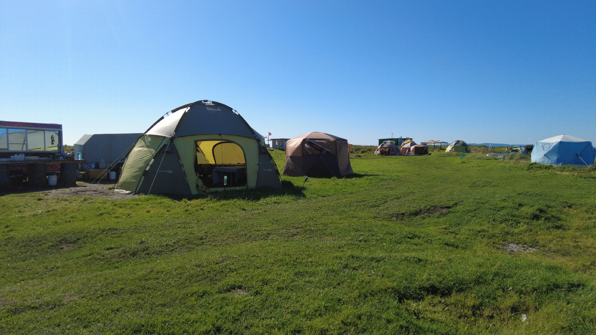 Здесь есть глэмпинг, но основной вариант размещения - в палатках, как собственных, так установленных тут шикарных шатрах от турфирм. Фото автора.