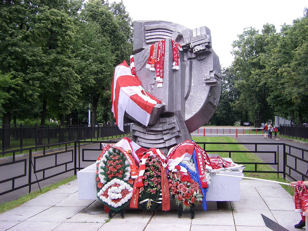 https://ru.wikipedia.org/wiki/%D0%94%D0%B0%D0%B2%D0%BA%D0%B0_%D0%B2_%C2%AB%D0%9B%D1%83%D0%B6%D0%BD%D0%B8%D0%BA%D0%B0%D1%85%C2%BB#/media/%D0%A4%D0%B0%D0%B9%D0%BB:Opfer-Gedenkst%C3%A4tte_im_Luschniki-Stadion.JPG