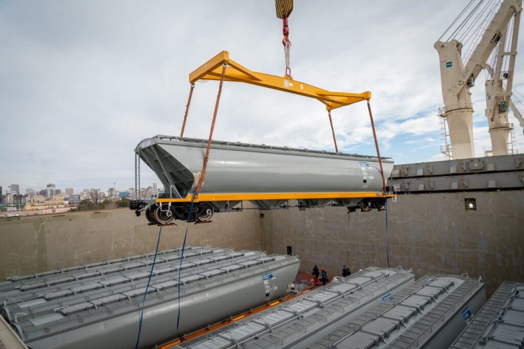  Хопперы-зерновозы CRRC в порту Буэнос-Айреса. Источник: Trenes Argentinos Cargas