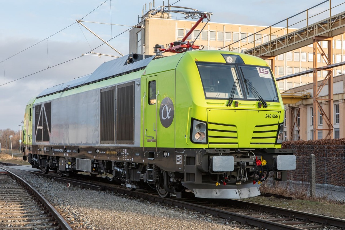  Гибридный локомотив Vectron Dual Mode в парке Alpha Trains. Источник: Siemens Mobility