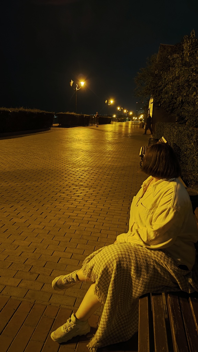 На ночной набережной Волги