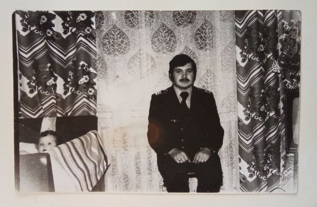1978 год, папе 24 года, в кроватке я