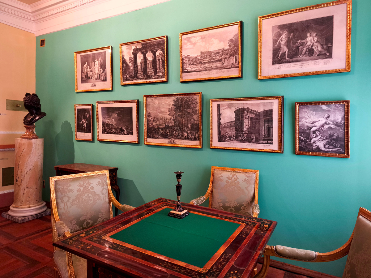 Галерея перед Египетским павильоном. В данный момент здесь экспонируется часть мебели из усадьбы. Фото автора статьи