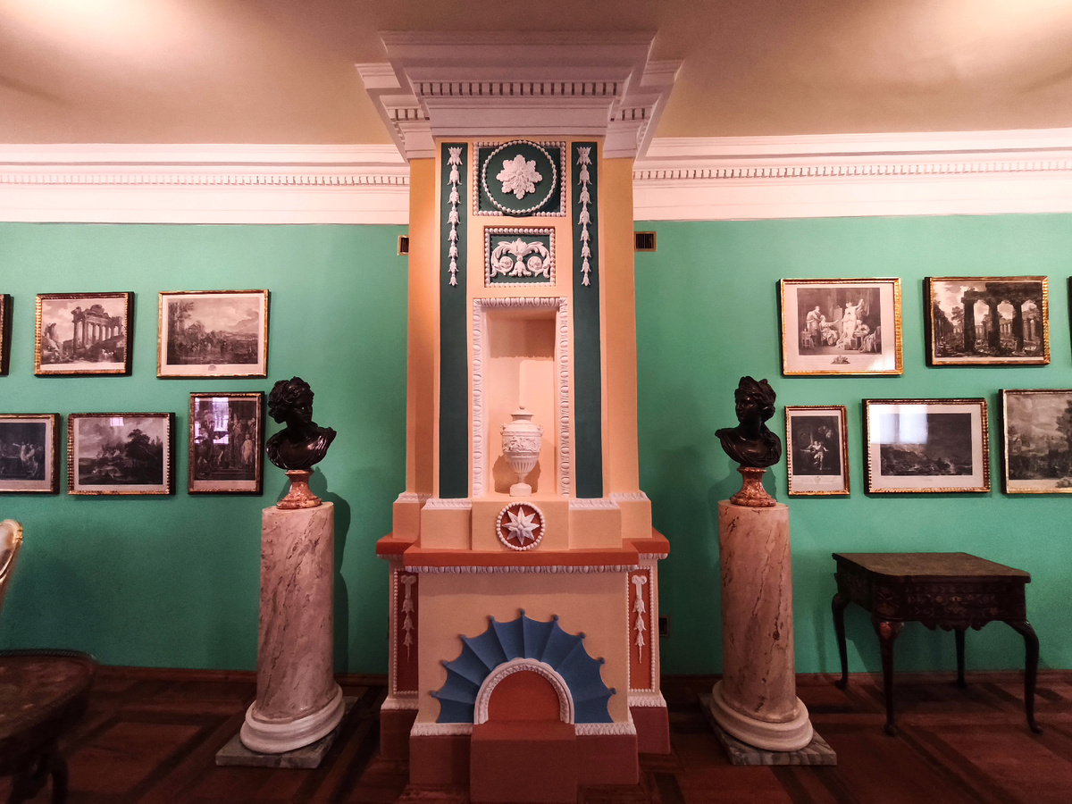 Галерея перед Египетским павильоном. В данный момент здесь экспонируется часть мебели из усадьбы. Фото автора статьи