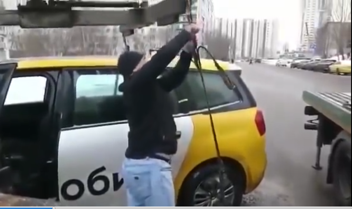 Машину должны вернуть, если эвакуатор её еще не увез с места парковки (ч. 1.1 ст. 27.13 КоАП РФ). На деле так бывает не всегда и некоторые водители любыми способами препятствуют эвакуации.