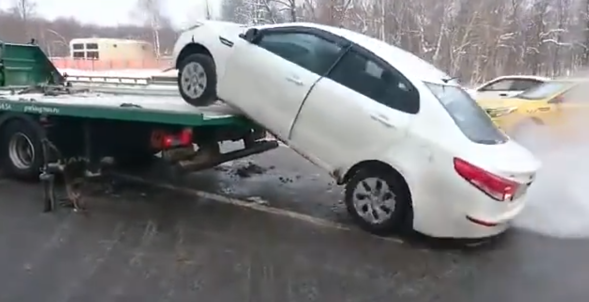 В Московской области водитель самовольно съехал на своей машине с эвакуатора, чтобы её не увезли.