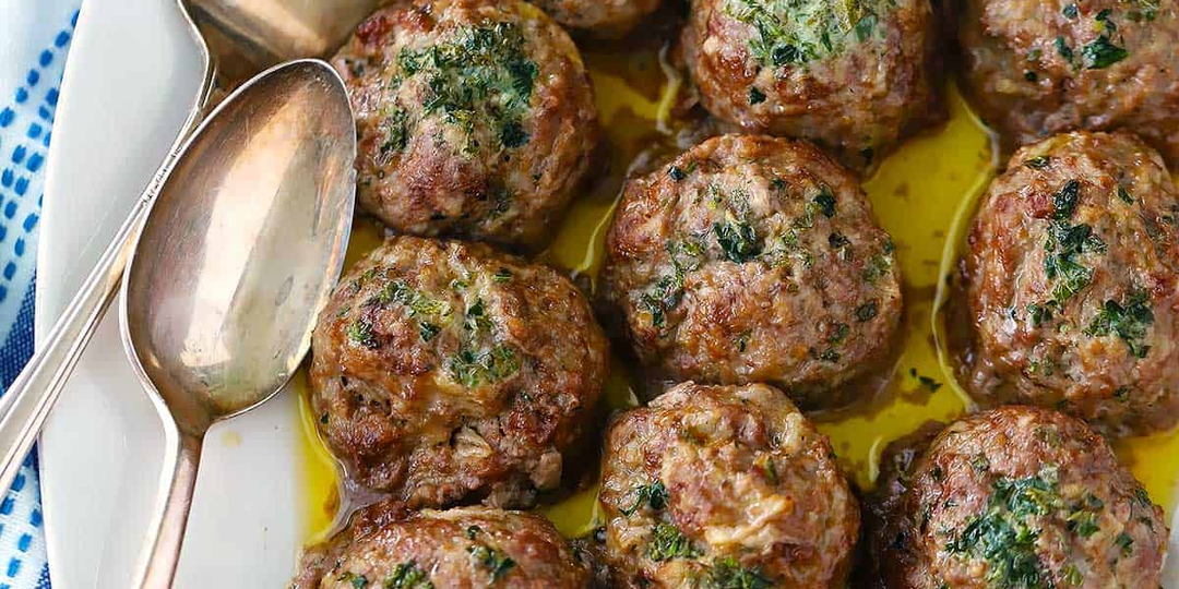 Кефтедес (греческие фрикадельки) с пряным маслом