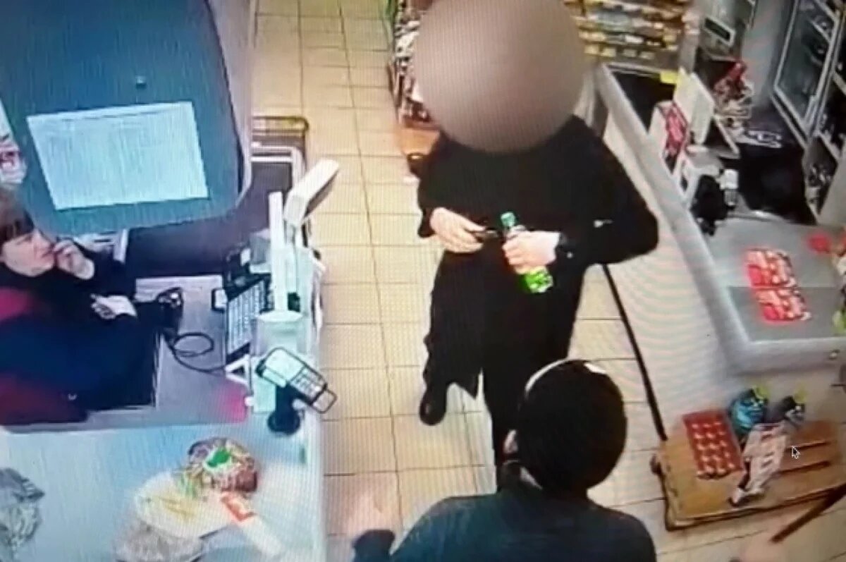    Появилось видео нападения мужчины с топориком на студента в Нелидово