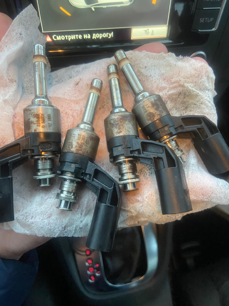 Вот так выглядят оригинальные топливные форсунки, которые сняли с автомобиля VW GOLF 6, 2011 года выпуска.