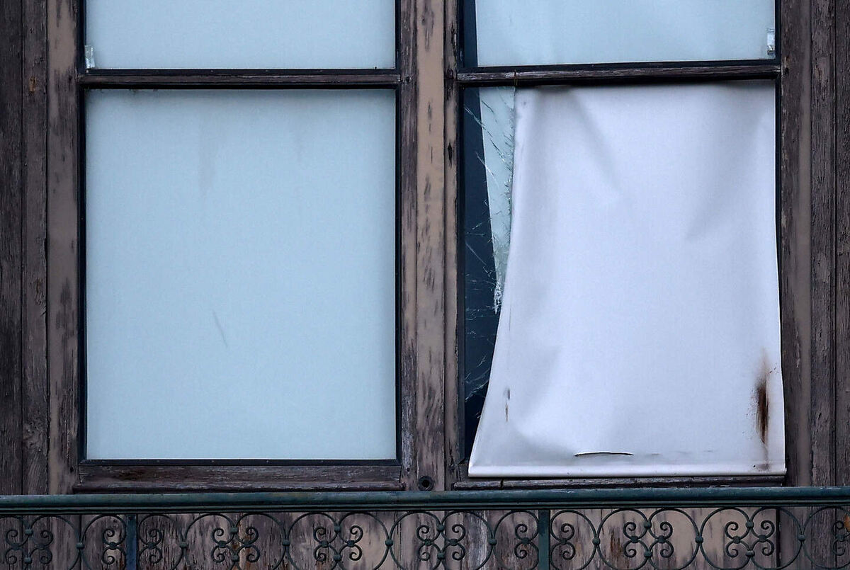 Окно, разбитое во время ограбления.  © Reuters