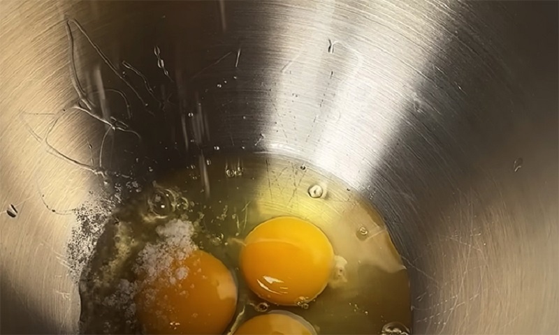 Самый вкусный и нежный бисквитный рулет: аромат детства и секрет нежного крема