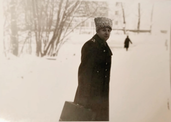    Автор публикации в начале 1988 года  В моде  у военных-преподавателей были портфели.