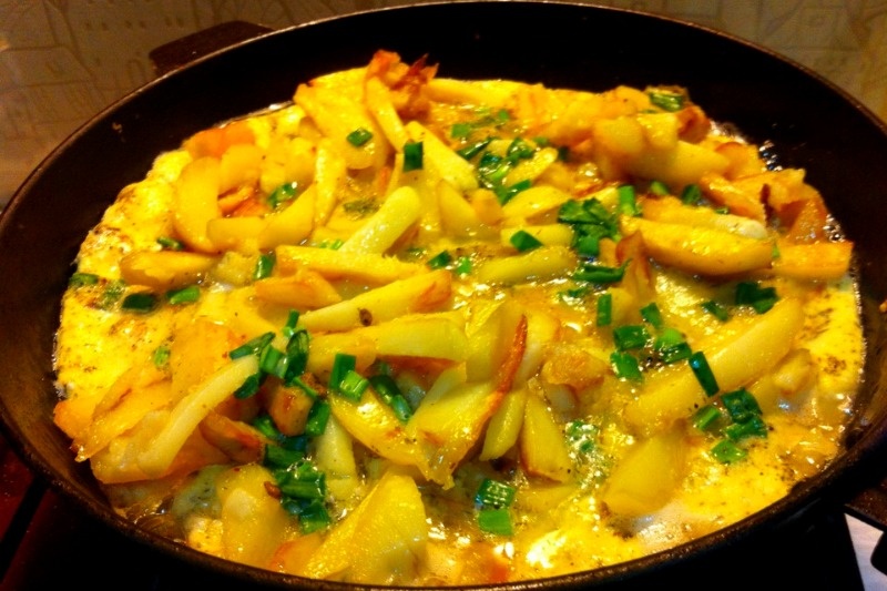 Яичница с картошкой и грибами