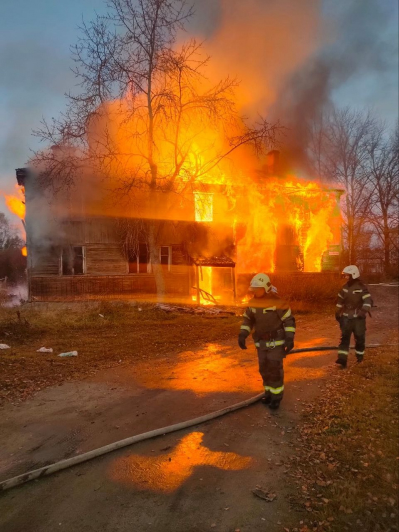    Двухэтажный дом сгорел в СуоярвиГосударственный комитет Карелии по ОЖ и БН