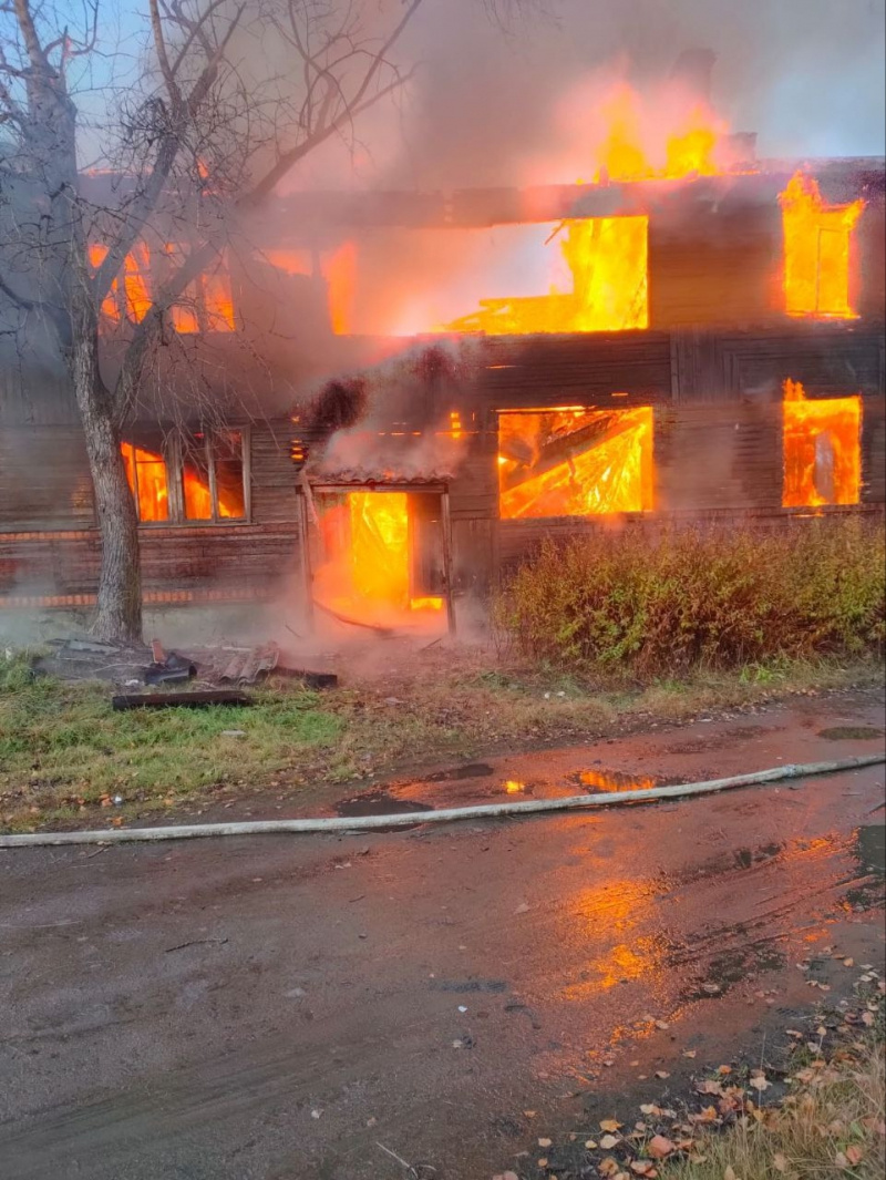    Двухэтажный дом сгорел в СуоярвиГосударственный комитет Карелии по ОЖ и БН
