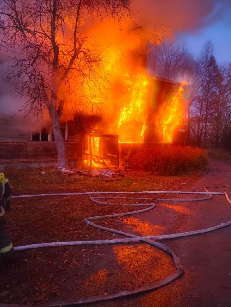    Двухэтажный дом сгорел в СуоярвиГосударственный комитет Карелии по ОЖ и БН