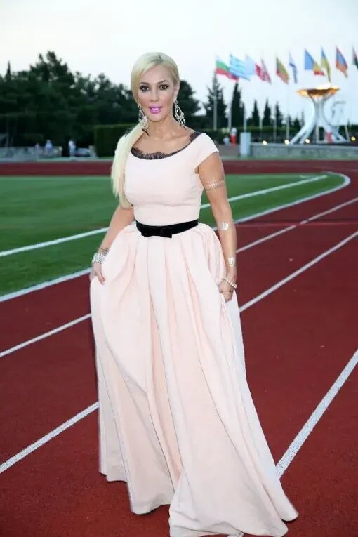 Здесь мы видим явное несоответствие наряда ситуации