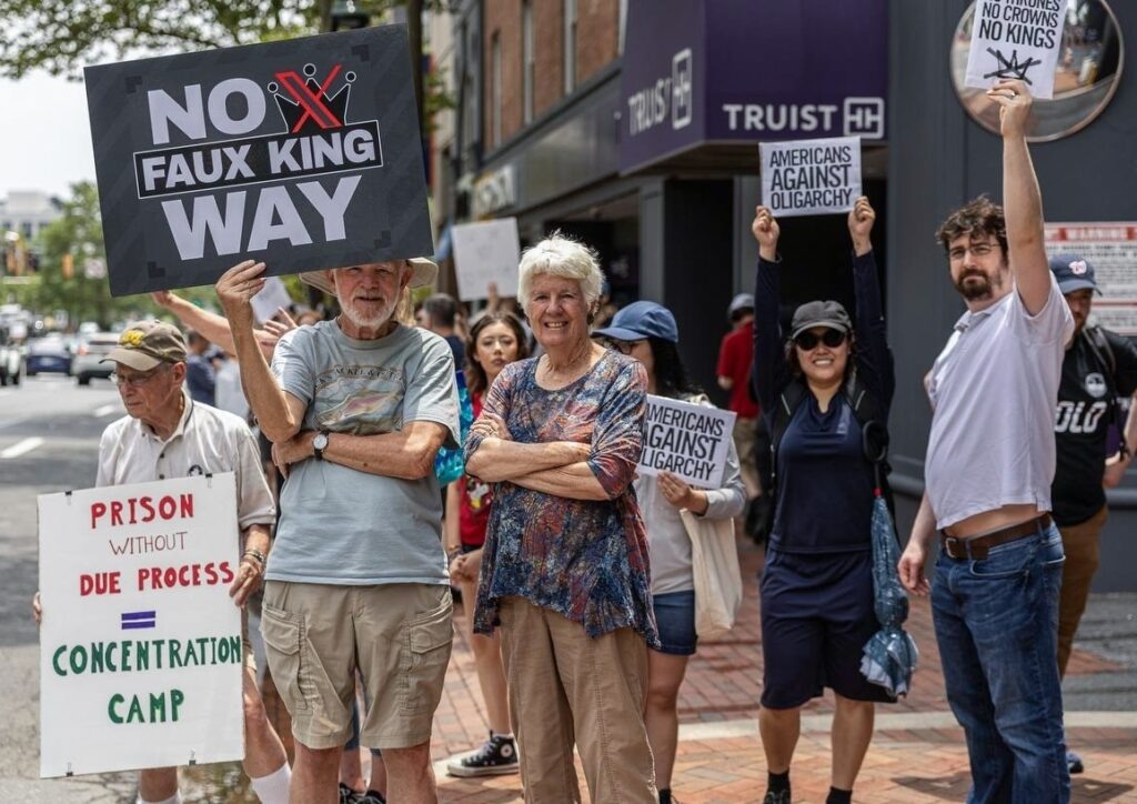    Шествие против политики президента США Дональда Трампа в Вашингтоне. Демонстрация является частью акции No Kings (с англ. — «Нет королям»), запланированной в день военного парада в Вашингтоне. РИА Новости / РИА Новости