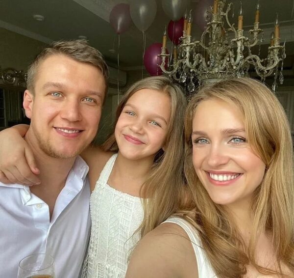    Анатолий Руденко и Елена Дудина с дочкой, фото: muzhyazheny.ru