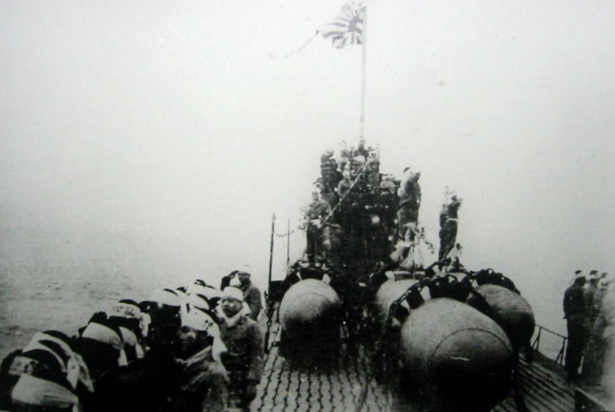 3 Торпеды «Кайтэн» на палубе подводной лодки. Фотография из открытых источников в интернете