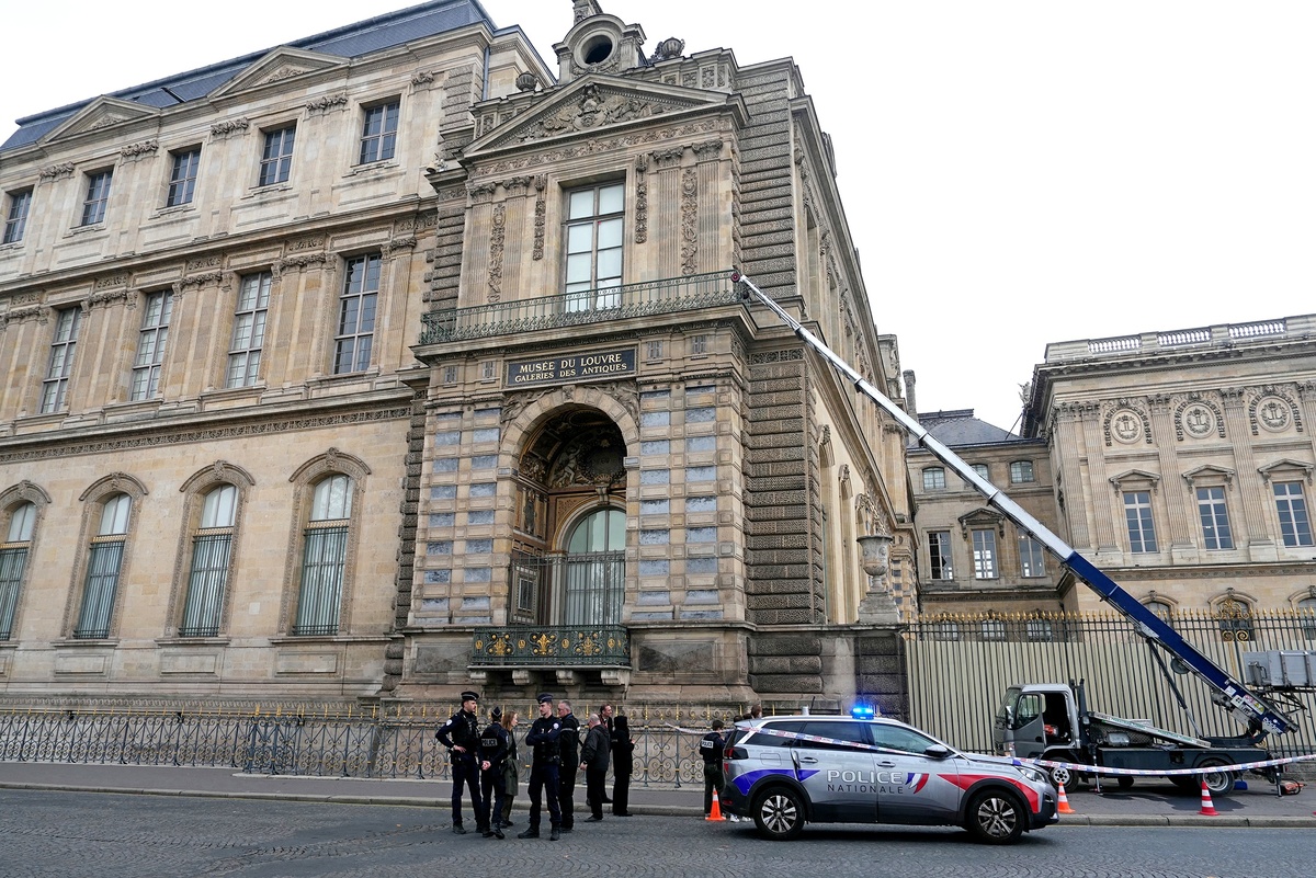    Грабители проникли в Лувр по лестнице-подъемнику со стороны Сены. /AFP