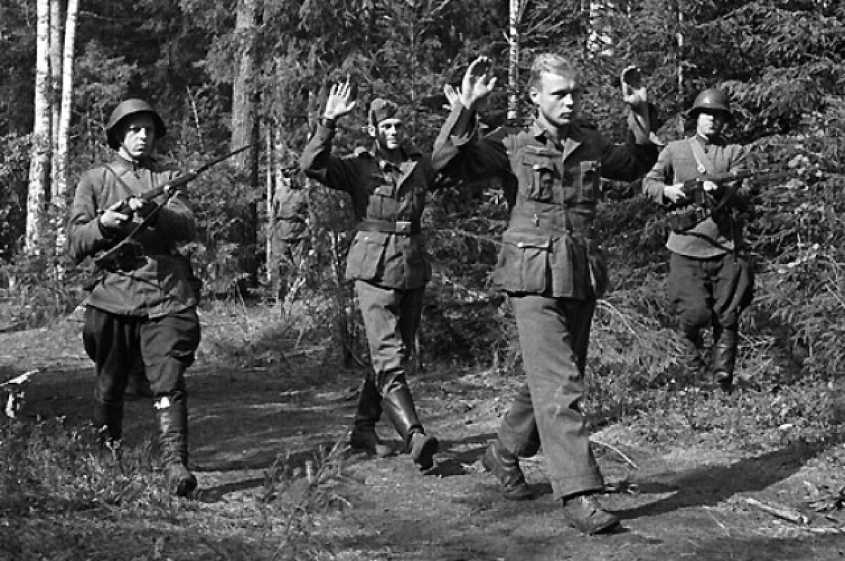 Пленные немцы в лесу после окончания войны. Фото (https://penza.aif.ru/society/u_nih_ved_tozhe_materi_est_kakimi_zapomnili_penzency_plennyh_nemcev).