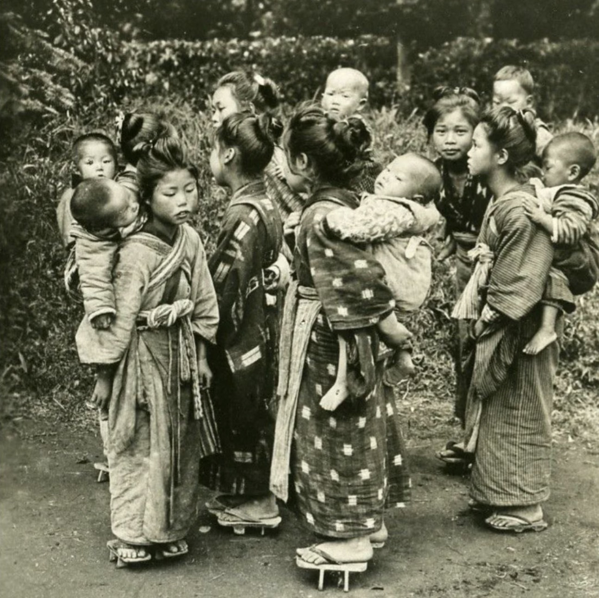 Дети-комори, похожий на них во младенчестве мог носить маленькую Цунено 