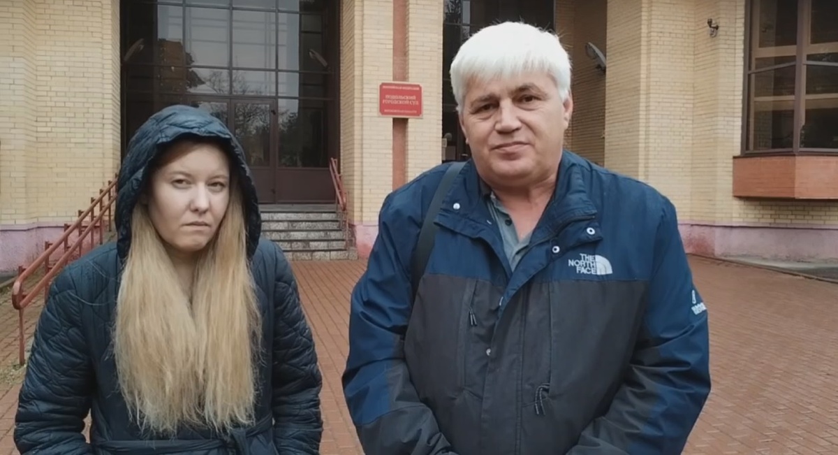 Александр Швец и его адвокат Наталья Тихонова перед зданием Суда.